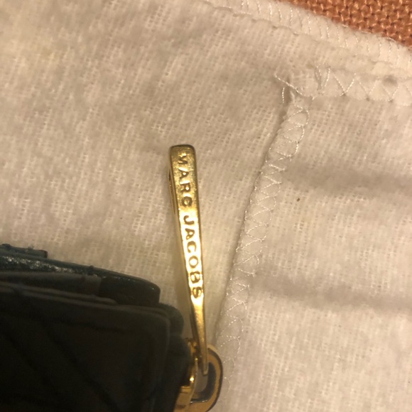 🎉 VINTAGE MARC BY MARC JACOBS BLK LEATHER TURNLOCK CROSSBODY! 😍 - Picture 12 of 13